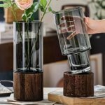 Elegant glasvas med träbas för hydroponiska växter och blommor