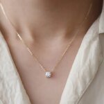 VENTFILLE – Enkelt halsband i 925 sterling silver med kristallhänge (14k guldpläterat)