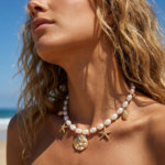 Bohemiskt pärlhalsband – Choker med guldskimrande snäcka & sjöstjärna - Bild 2