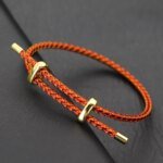 Justerbart Armband i Rostfritt Stål – Stilrent Lyckoarmband med Rött Rep