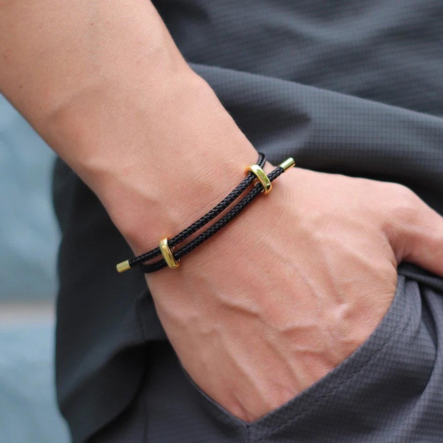 Justerbart Armband i Rostfritt Stål – Stilrent Lyckoarmband med Rött Rep