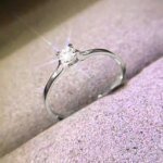 Huitan Minimalistisk Ring med 4 mm Cubic Zirconia – Elegant Förlovningsring & Smycke - Bild 3