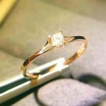 Huitan Minimalistisk Ring med 4 mm Cubic Zirconia – Elegant Förlovningsring & Smycke