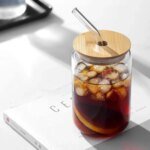 Ölglasformat dricksglas i glas med bambulock och sugrör - Bild 4