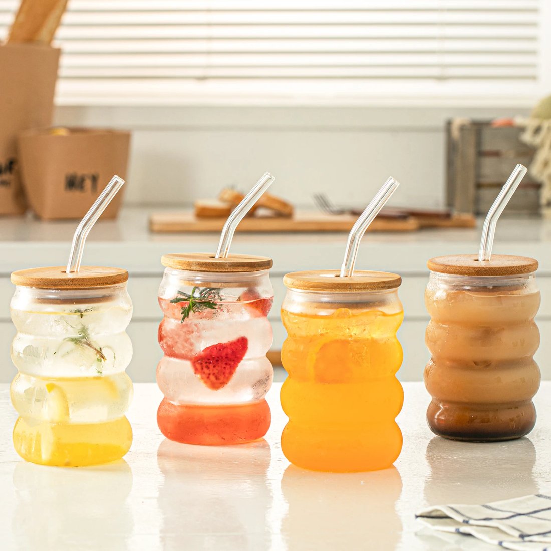 Värmetåliga vågformade kaffeglas 4-pack med lock och sugrör