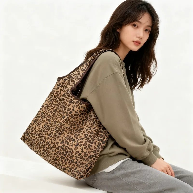 1306550-n4y3tb.jpg Vikbar Leopardmönstrad Shoppingväska i Lätt Polyester - Image 1