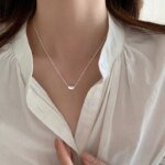 Stilrent geometriskt silverhalsband i 925 sterling