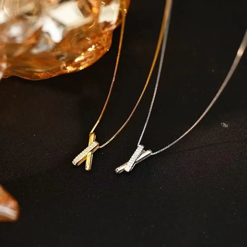 Gnistrande geometriskt silverhalsband i 925 sterling