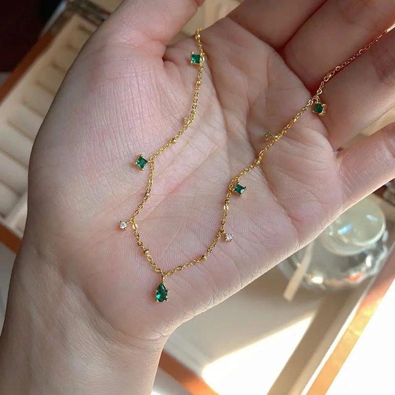 Grönt droppformat silverhalsband i 925 sterling