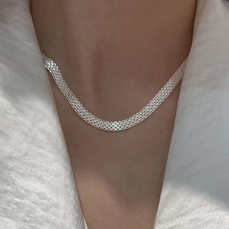 Stilrent silverhalsband med personlig charm för kvinnor