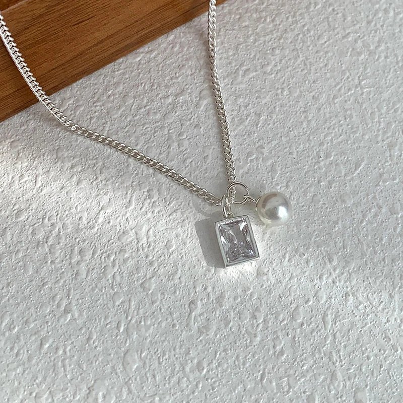 Geometriskt silverhalsband med personlig charm i 925 silver