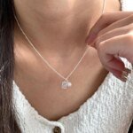 Geometriskt silverhalsband med personlig charm i 925 silver