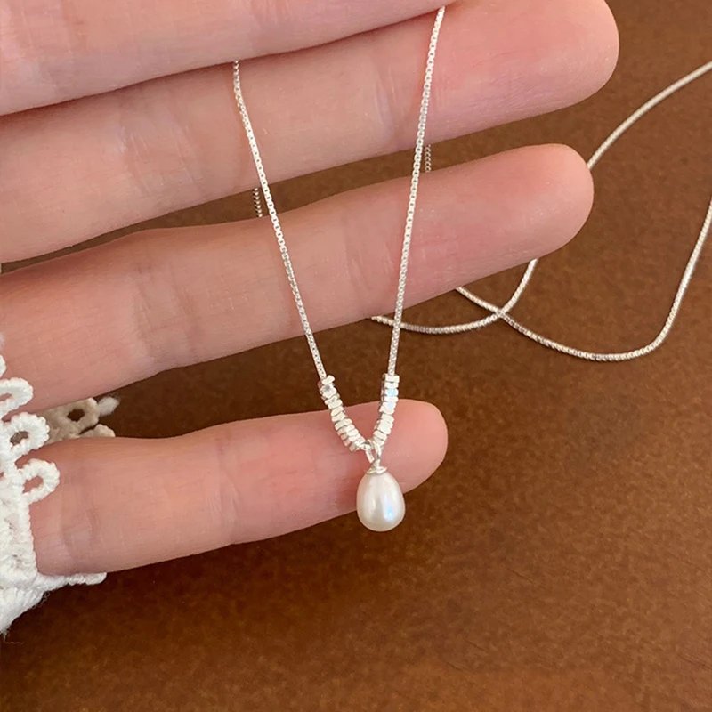 Pärlhalsband i 925 sterling silver med stilren charm