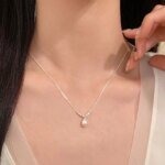 Pärlhalsband i 925 sterling silver med stilren charm