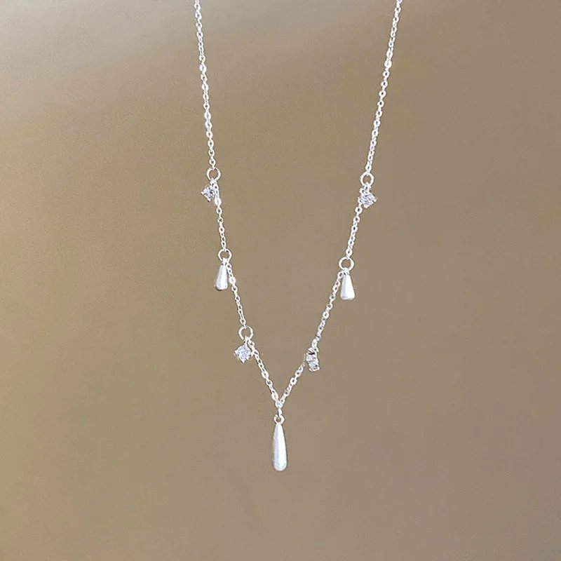 Geometriskt silverhalsband med stilren charm i 925 silver