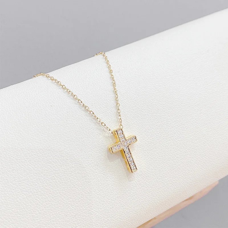 Korshalsband i 925 sterling silver med stilren charm