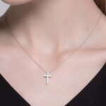 Korshalsband i 925 sterling silver med stilren charm