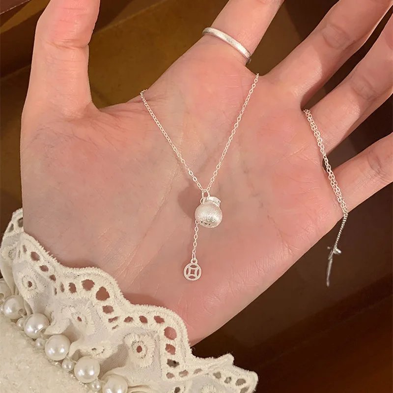 Geometriskt silverhalsband med minimalistiskt hängsmycke i 925 silver