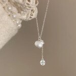 Geometriskt silverhalsband med minimalistiskt hängsmycke i 925 silver