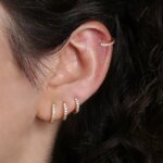 Cirkelformade örhängen i 925 sterlingsilver med zirkon