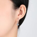 Rundade ringörhängen i 925 sterlingsilver med charm