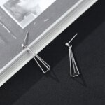Trekantiga örhängen i 925 sterlingsilver med charm