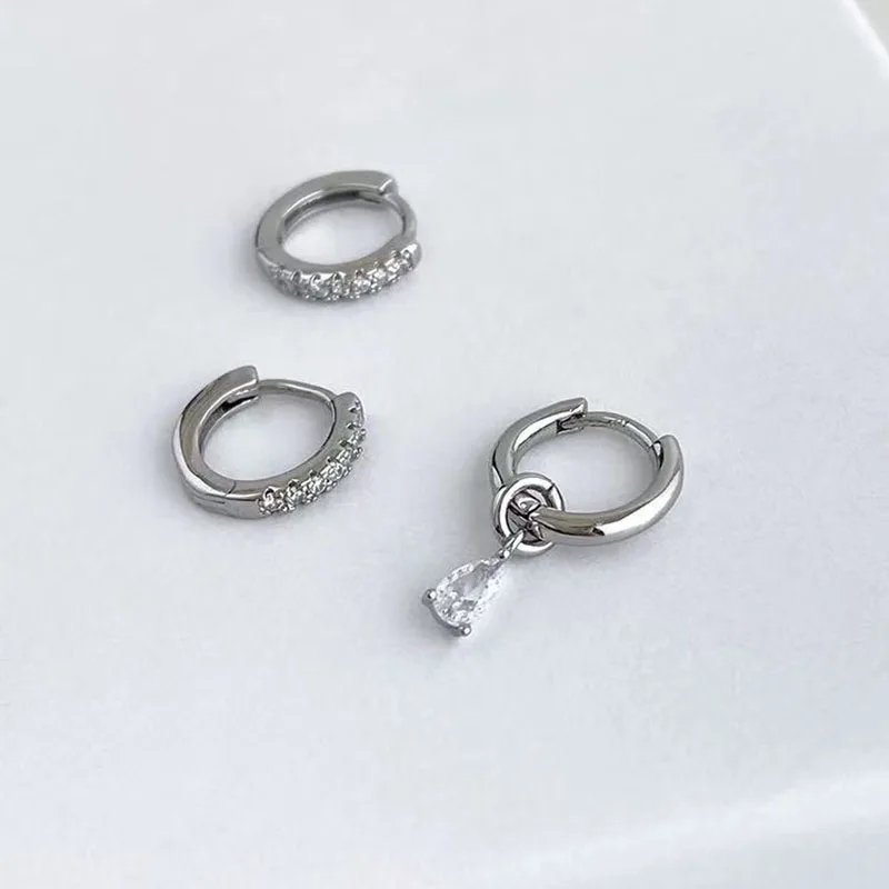 Små stiftörhängen i 925 sterlingsilver med stilren design