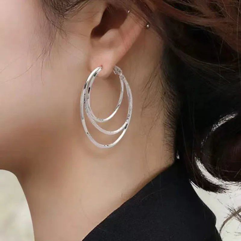 Cirkelörhängen i 925 sterlingsilver med minimalistisk charm