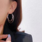 Cirkelörhängen i 925 sterlingsilver med minimalistisk charm