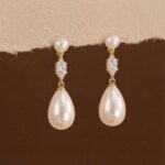 Stilrena pärlörhängen i 925 sterlingsilver med charm