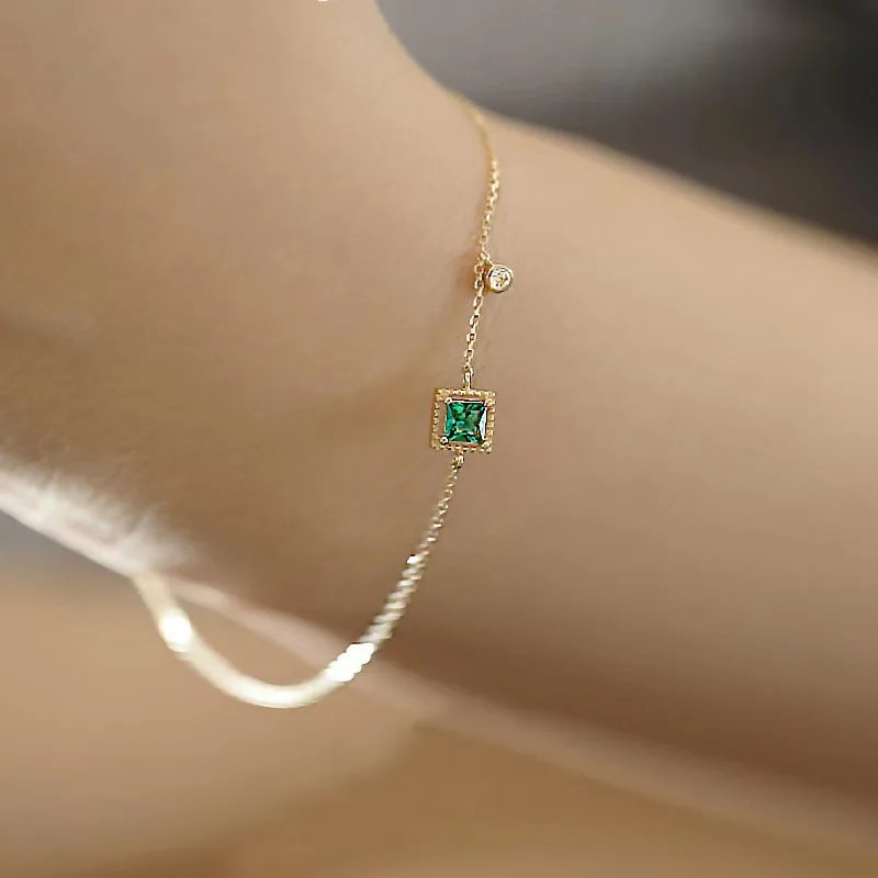 Geometriskt armbands-smycke med grön zirkon i silver