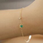Geometriskt armbands-smycke med grön zirkon i silver