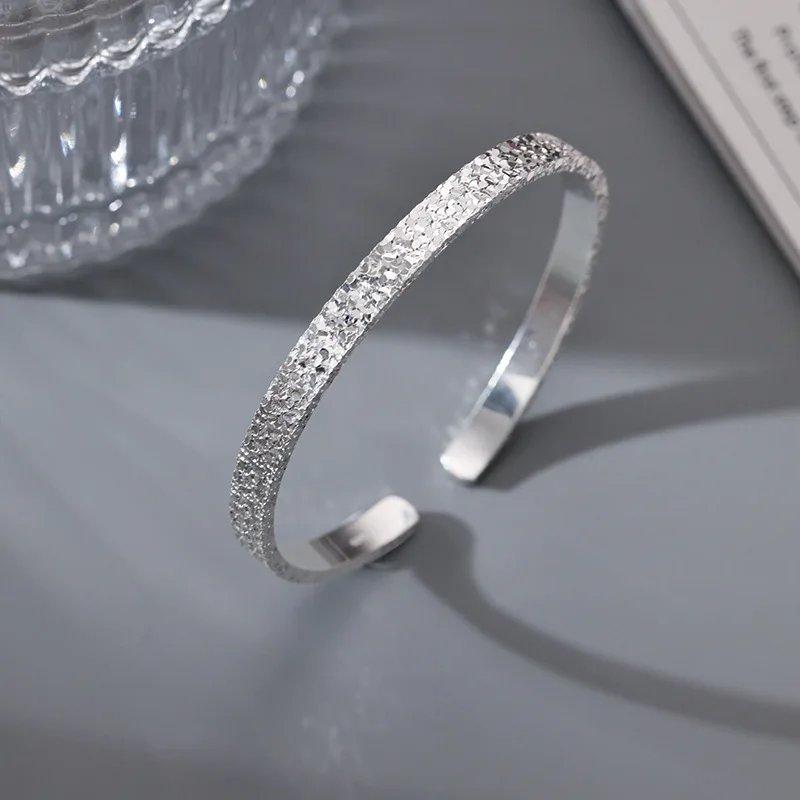 Stilrent damarmband med personlig charm i 925 silver