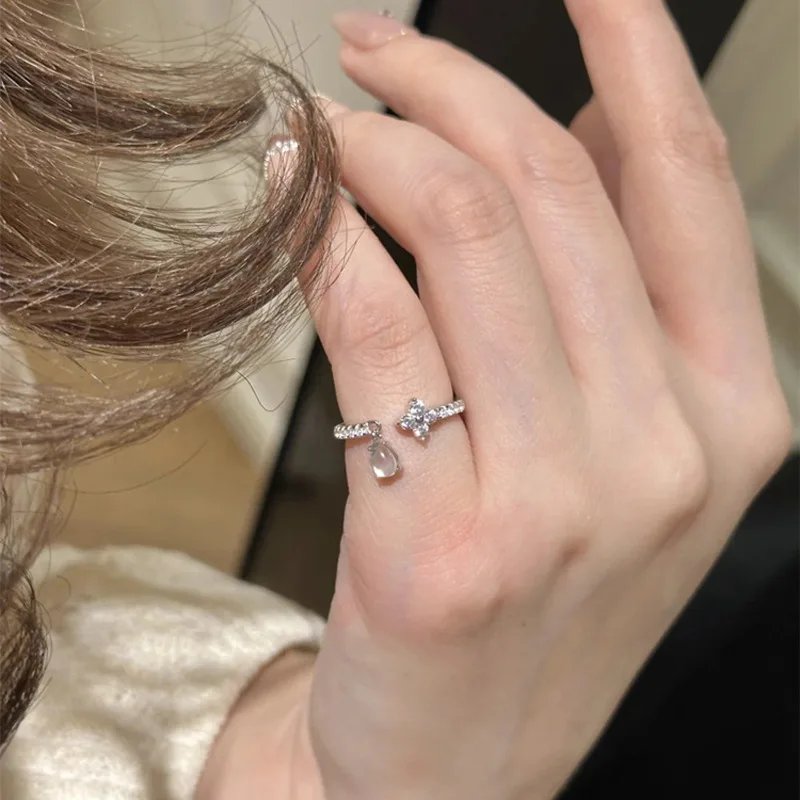 Vattendroppsformad silverring i 925 sterling silver